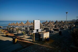 Private beach, beach cabanas, sun loungers, beach umbrellas - ETER Hotel (Golem)