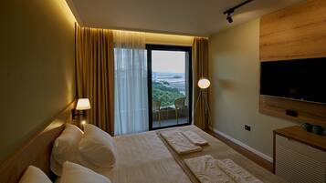 Habitación estándar doble, vistas parciales al mar | 1 dormitorio, caja fuerte, escritorio