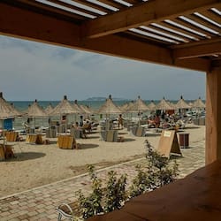 Plage privée, cabines (en supplément), chaises longues, parasols