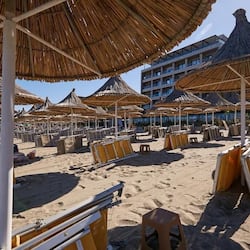 Plage privée, cabines (en supplément), chaises longues, parasols