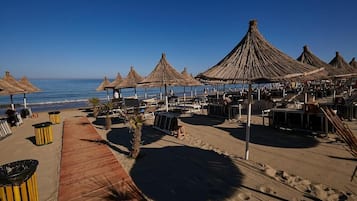 Spiaggia privata, cabine (a pagamento), lettini da mare, ombrelloni
