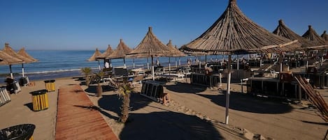 Een privéstrand, cabana's (toeslag), ligstoelen aan het strand, parasols