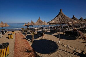 Private beach, beach cabanas, sun loungers, beach umbrellas - ETER Hotel (Golem)