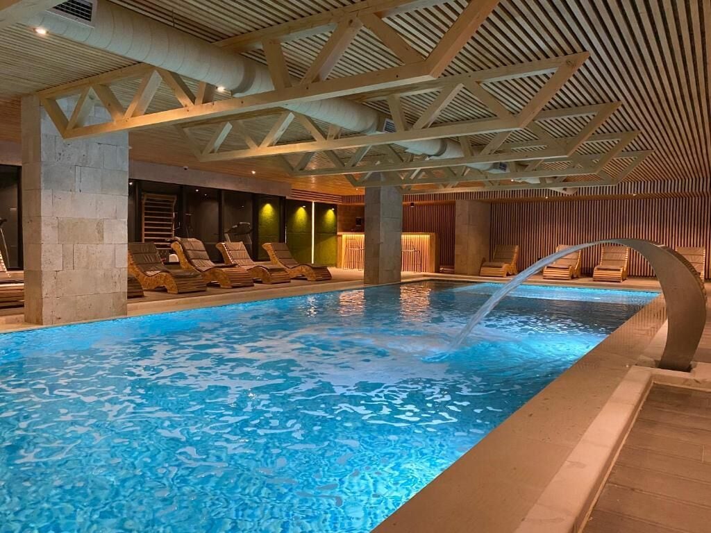 Piscina interna, piscina externa sazonal, guarda-sóis, espreguiçadeiras