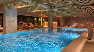 Piscina interna, piscina externa sazonal, guarda-sóis, espreguiçadeiras