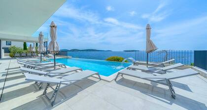 Villa Marvella - luxuriöse Villa am Wasser mit beheiztem Pool und Sauna für 10 Gäste