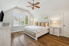 3 bedrooms, iron/ironing board, WiFi, bed sheets - Stylish Newly Renovated & Refreshed Oasis with Zero-Entry Pool Access & 4 Bikes (30A WaterSound)