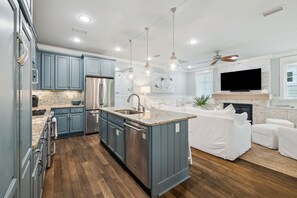 Refrigerador, microondas, horno y parrilla de estufa 