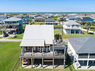 海洋之边的四卧室住宅，由RedAwning提供