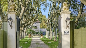 A pathway leading to a building with a sign reading "Bastide de Bellegarde". - Bastide de Bellegarde (Avignon)