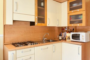 Kühlschrank, Mikrowelle, Herdplatte, Geschirrspüler