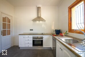 Een koelkast, een microgolfoven, een oven, een vaatwasser