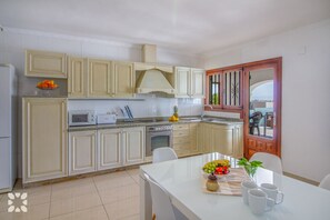 Een koelkast, een microgolfoven, een oven, een vaatwasser