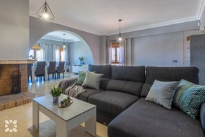 Televisie en een open haard