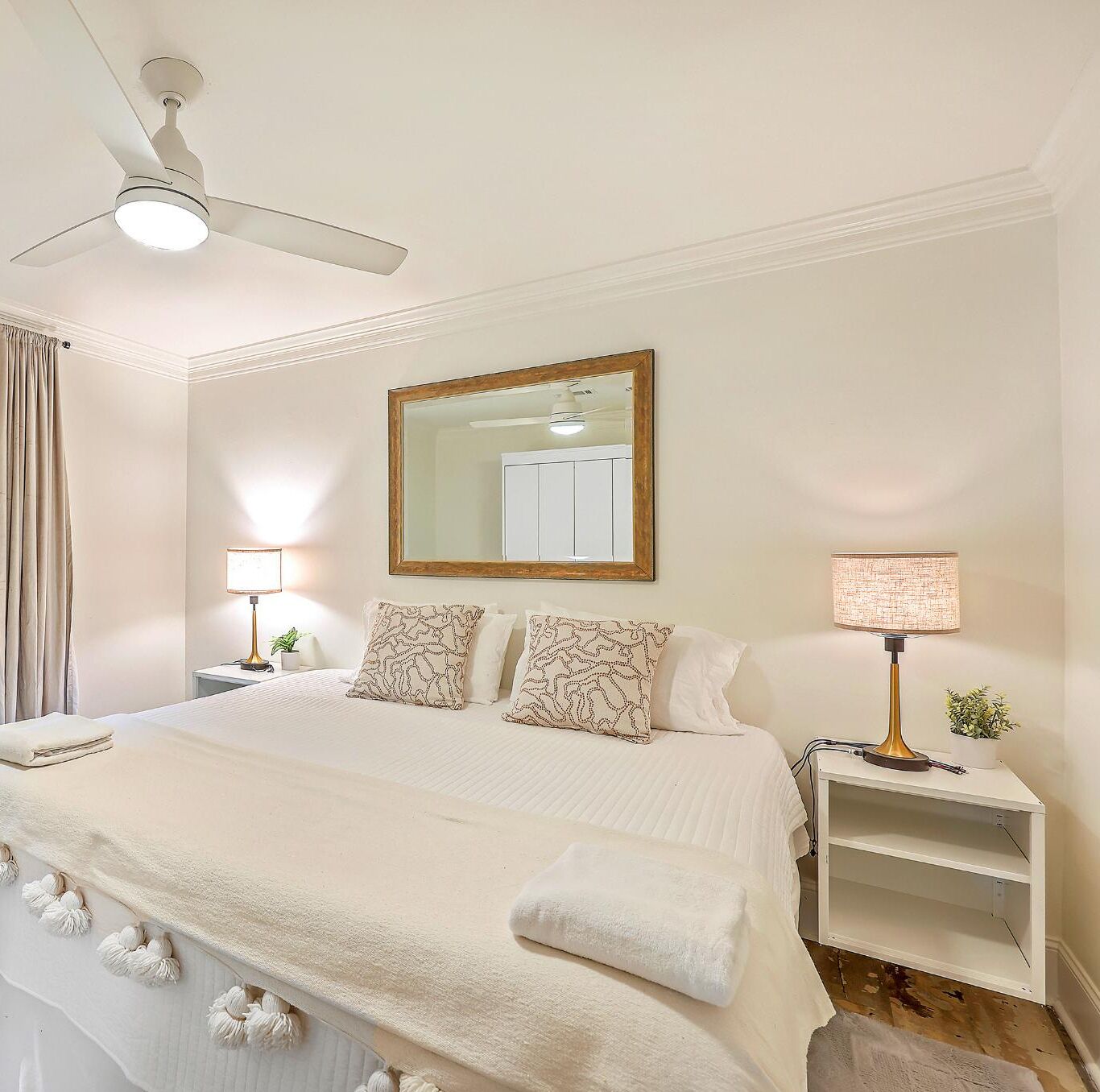 4 soverom, skrivebord, strykejern/-brett og reiseseng for barn