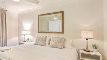 4 soverom, skrivebord, strykejern/-brett og reiseseng for barn