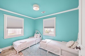 4 habitaciones, escritorio y tabla de planchar con plancha
