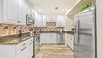 Kjøleskap, mikrobølgeovn, ovn og kokeplater