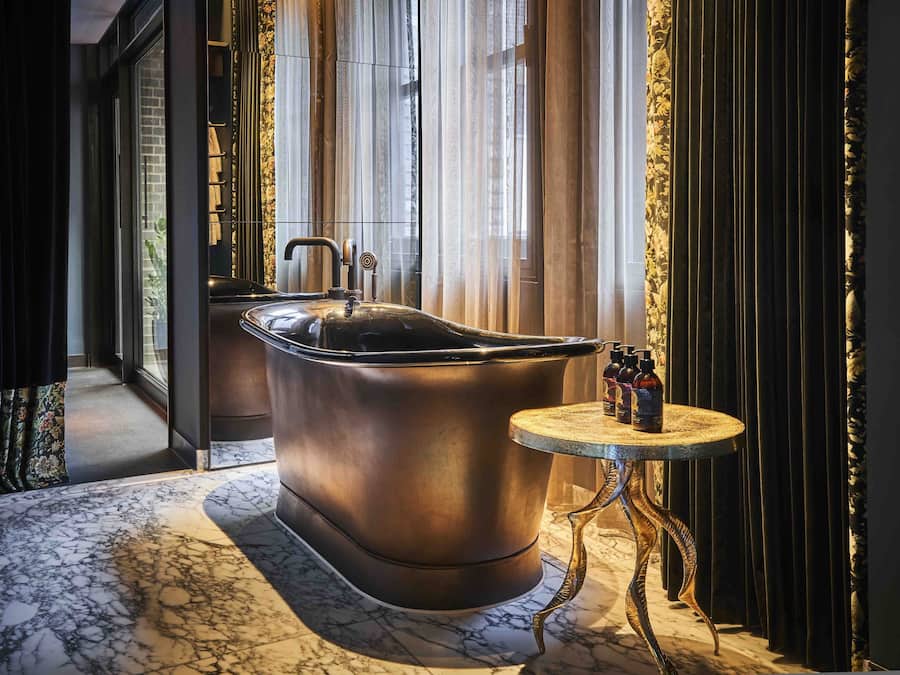 Clifton Apartment | Área de sala de estar | Televisión de plasma de 65 pulgadas con canales digitales y televisión