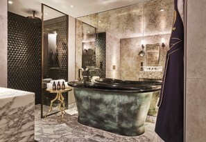 Two Bedroom Deluxe | Badezimmer