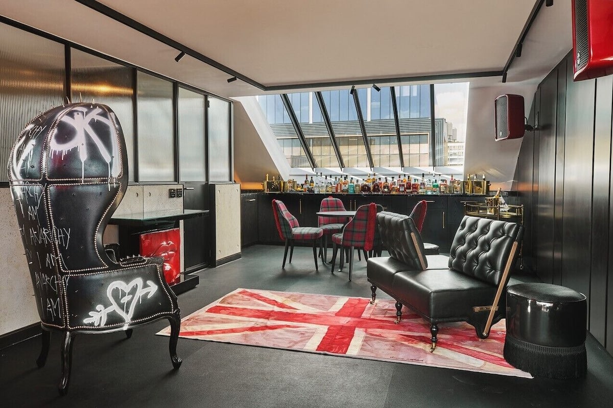 Two Bedroom Lofthouse Apartment | Living area