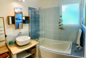 Combined shower/tub