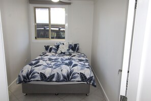 2 sovrum och strykjärn/strykbräda