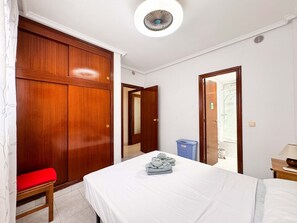 Fer et planche à repasser, Wi-Fi gratuit, draps fournis