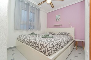 2 makuuhuonetta, silitysrauta/-lauta, ilmainen Wi-Fi, vuodevaatteet