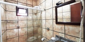 Douche, sèche-cheveux, serviettes fournies, savon