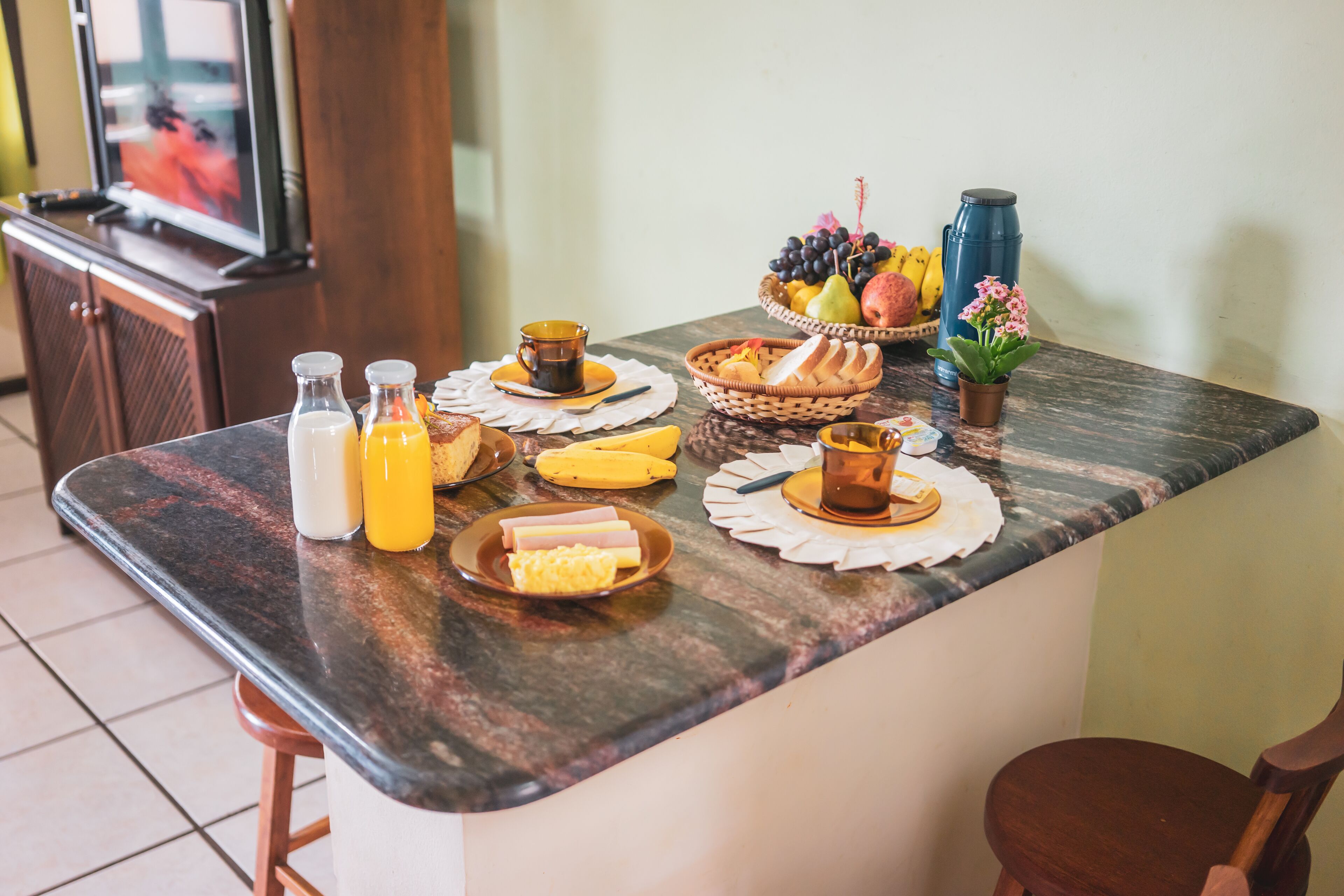 Deluxe Room | In-room dining