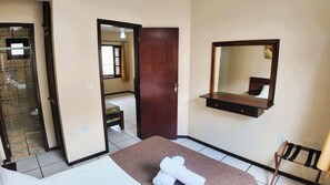 Habitación económica | Ropa de cama de alta calidad y cortinas opacas