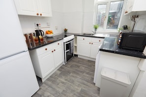 House, Shared Bathroom | Shared kitchen - Your Sheffield Stays - Spacious 5 Bedroom House (Sheffield)