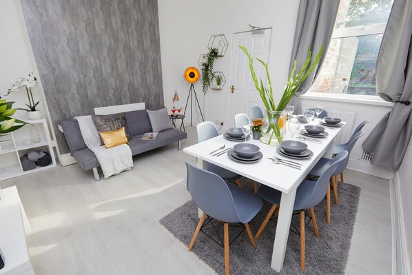 House, Shared Bathroom | Restaurant - Your Sheffield Stays - Spacious 5 Bedroom House (Sheffield)