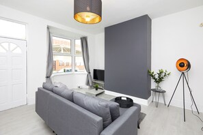 House, Shared Bathroom | Lounge