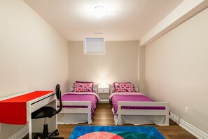 Family Apartment, 2 Bedrooms, Kitchen | 2 bilik tidur, dihias secara berasingan 