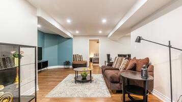 Căn hộ dành cho gia đình, 2 phòng ngủ, bếp | Khu phòng khách | Smart TV 43-inch có truyền hình kỹ thuật số, TV