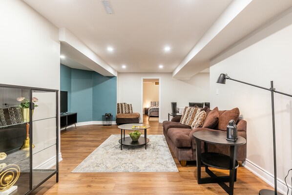 Appartement Familial, 2 chambres, cuisine | Coin séjour | TV connectée de 43 pouces avec chaßnes numériques, télévision