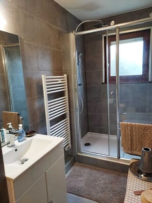 Dusj, hårføner, håndklær og toalettpapir