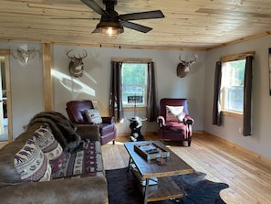 Smart TV, computer monitors - Fully Remodeled Story Cabin minutes from mountain trails! (Story)
