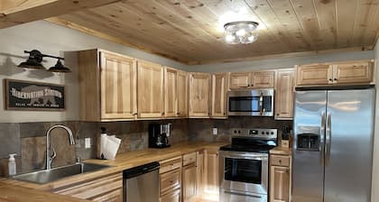 Fully Remodeled Story Cabin minutes from mountain trails!