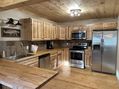 Fully Remodeled Story Cabin minutes from mountain trails!