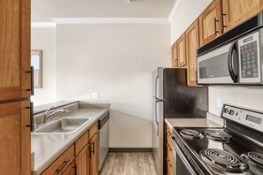 Fridge, microwave, oven, dishwasher - Sleek Downtown 1BR w/ Gym, Roof Deck, near Pike St Market, by Blueground (Seattle)