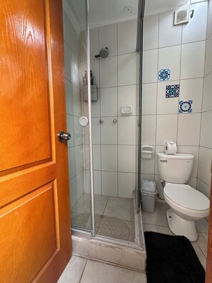 Dusj, håndklær, såpe og toalettpapir