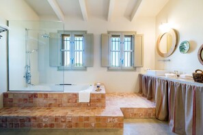 Combined shower/bathtub, hair dryer, bidet, towels - 
Exceptional country house in Empordá (Parlava)