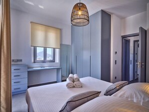 5 bedrooms, iron/ironing board, WiFi, bed sheets