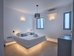 5 bedrooms, iron/ironing board, WiFi, bed sheets