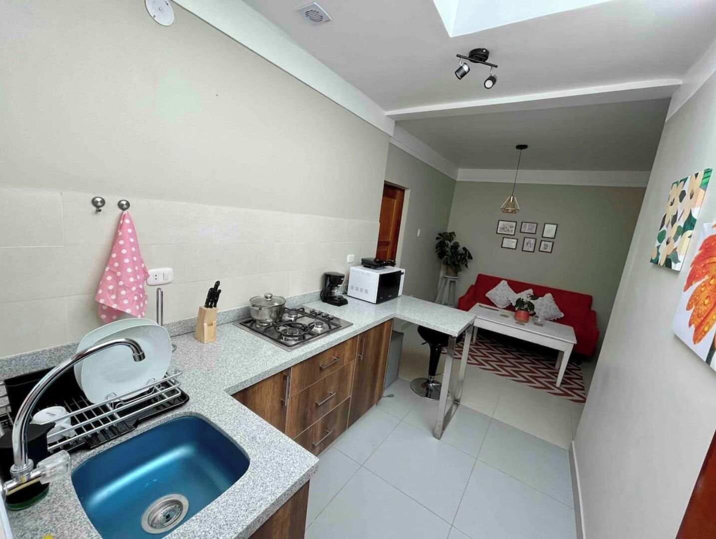 電子レンジ、コンロ、食器洗い機、コーヒー / ティーメーカー