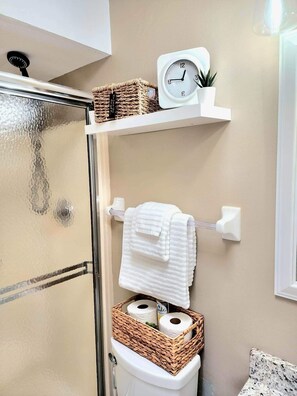 Combined shower/bathtub, hair dryer, towels, soap - 3-bedroom vacation home just minutes to Downtown Cape Coral & Fort Myers.  (Cape Coral)