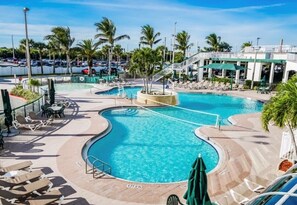 Alberca al aire libre y alberca climatizada